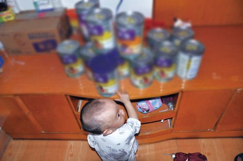 �人����ŮӤ��ʳ��ͬһƷ���̷���������(ͼ)