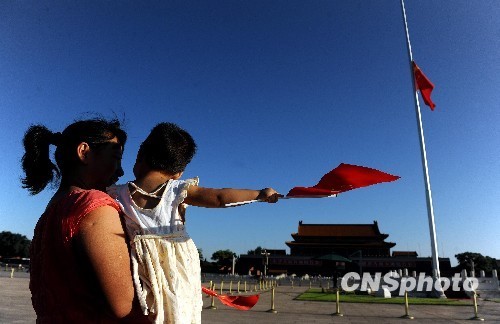 我国举国哀悼舟曲泥石流灾害遇难同胞(组图)