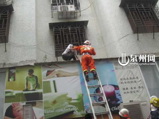 ��ƭ���ϰ��ݴ����ѵ� Ů����¥�������(ͼ)