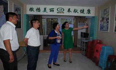 尚赫董事长陈郑珠玉探望辽宁永安堡张越小学