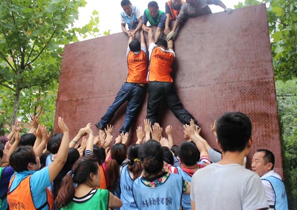 富迪山东分公司举办拓展训练 增进团队合作意