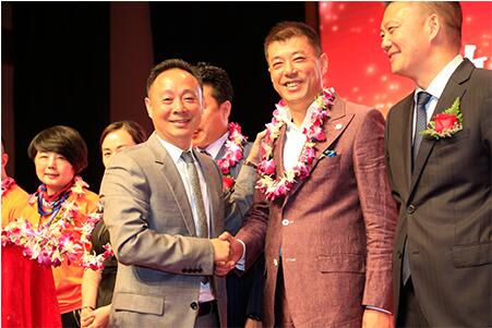 董事长黄金宝为所有参加旅游的伙伴授予花环