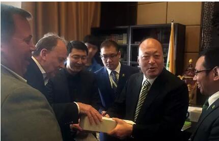 董事长受_董事长受访(2)