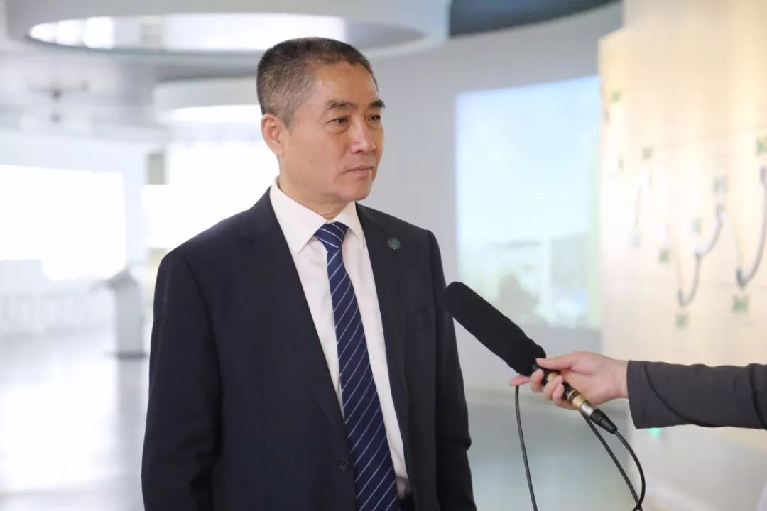 一东老总_东美石墨老总照片(2)