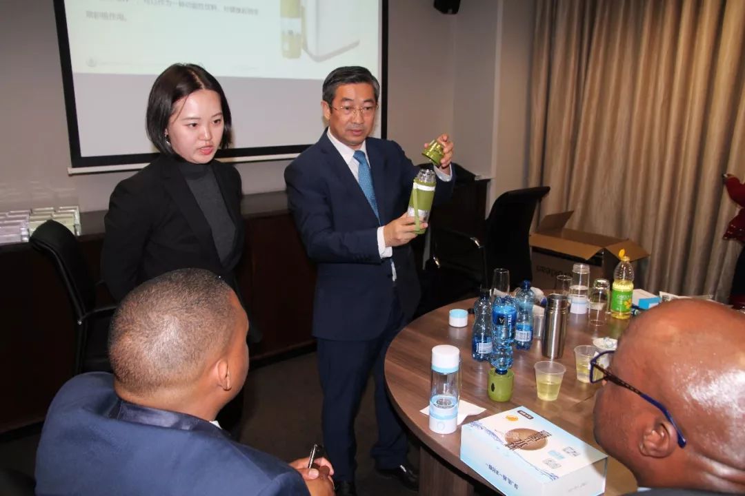 富氢水杯研发专家徐道华博士作产品介绍▲徐董与隆力奇非洲经销商