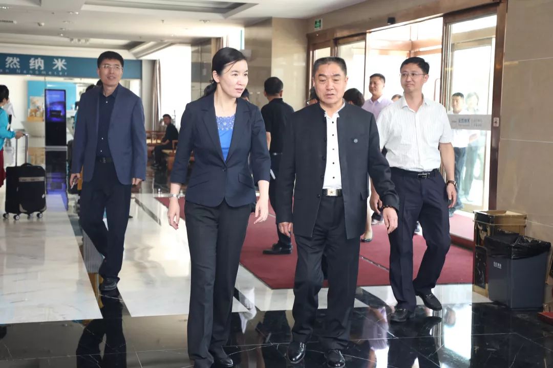 威海市委副书记张宏伟一行莅临安然公司调研指导工作