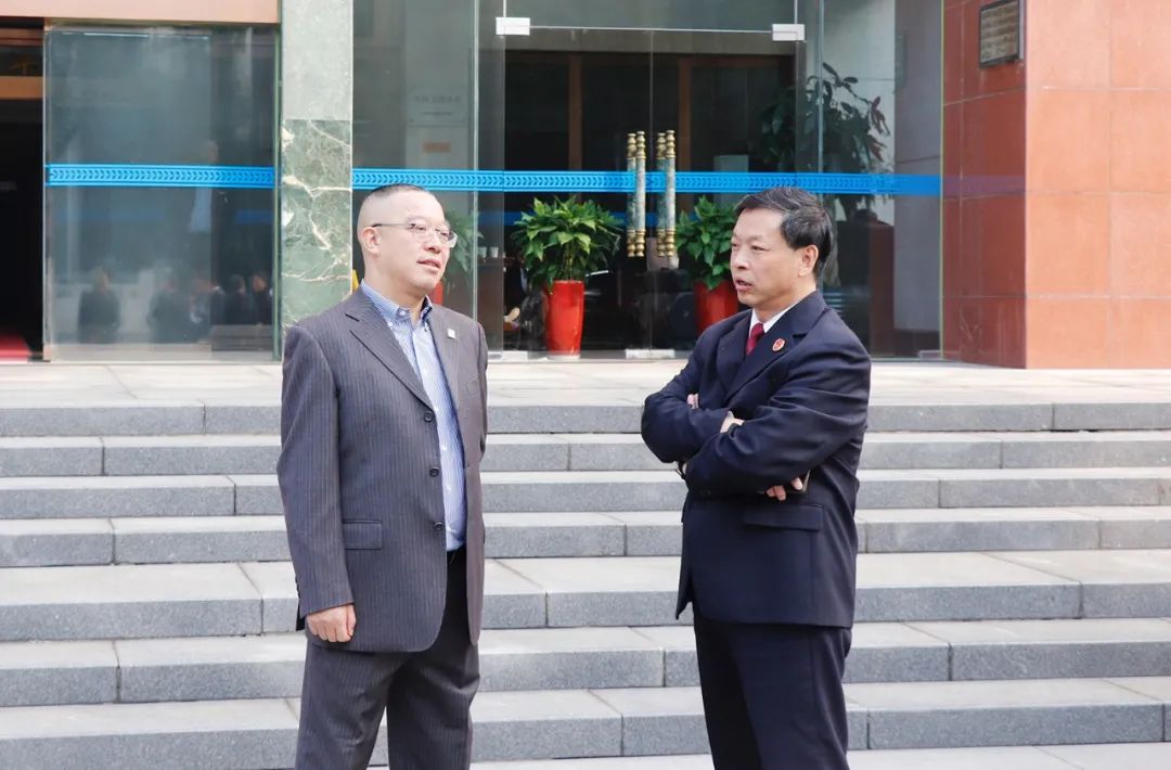 老总和大学生_老总和秘书在办公室里