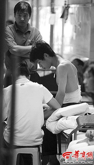 民警在医院为伤者刘明智(右)做笔录